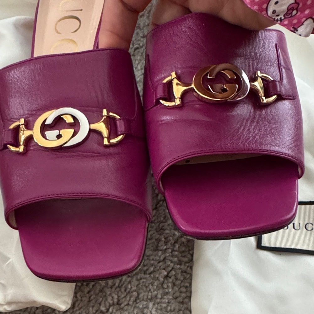 Gucci Women's Magenta Mules with Gold Detail - Picture 11 of 14